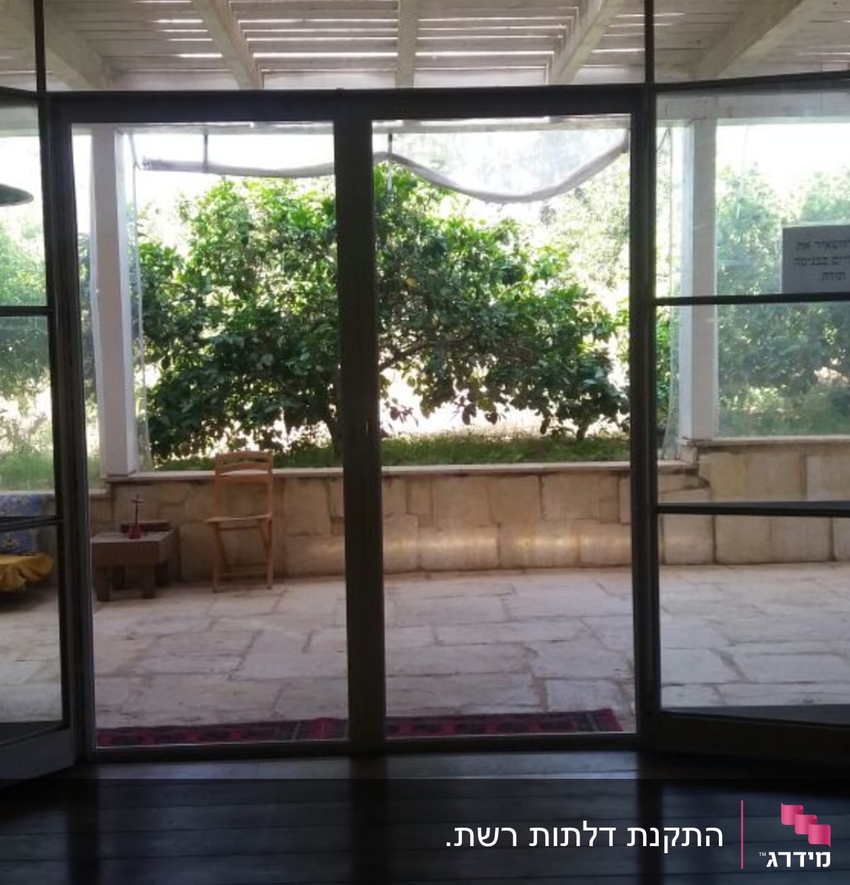 דלתות אלומיניום זכוכית פתוחות למרפסת